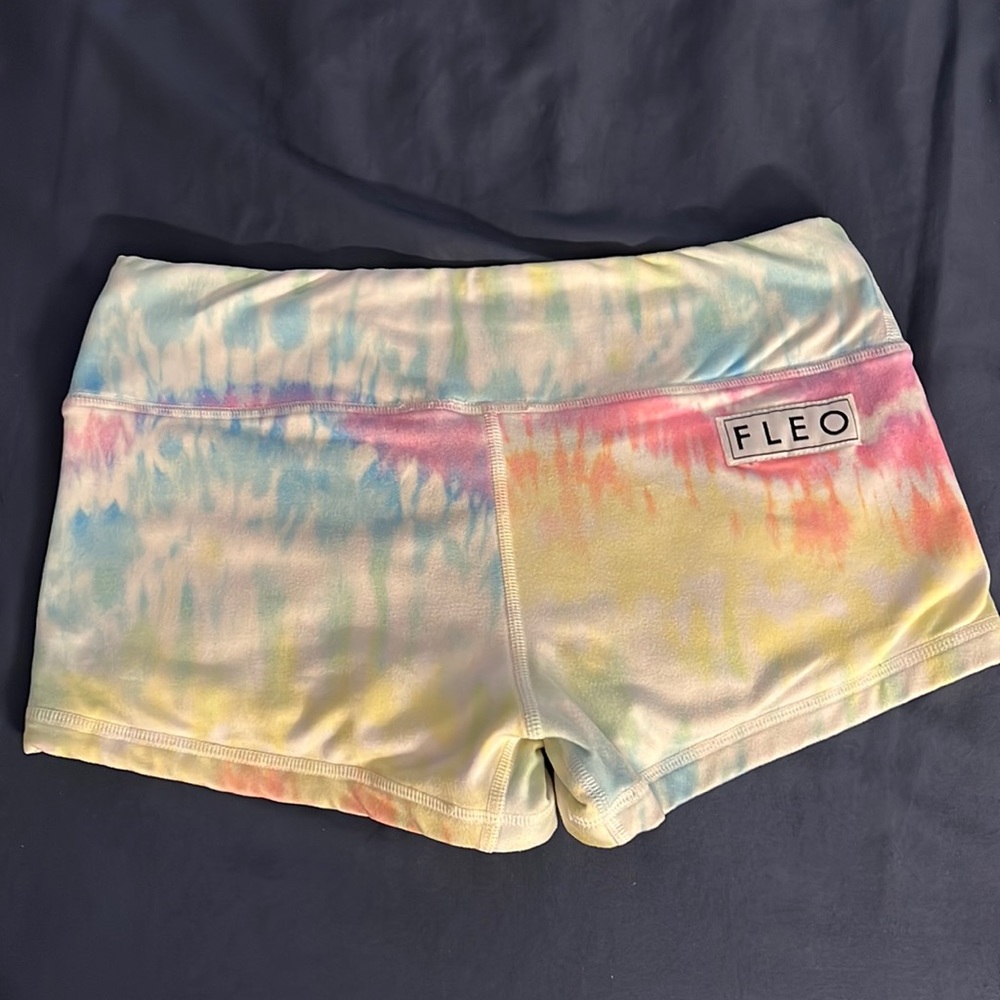 Tie-dye Fleo workout shorts